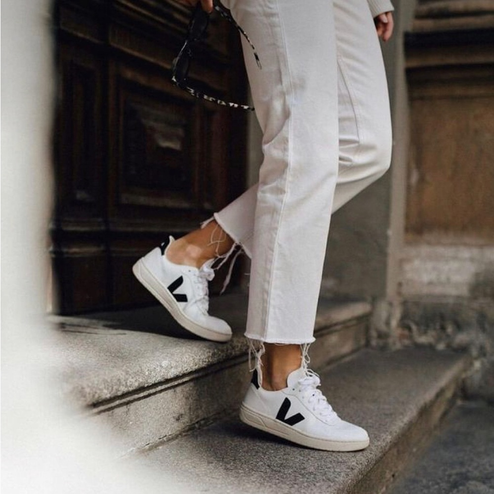 Veja Women’s Esplar Oogo Sneaker Extra White/Black, 7 Med